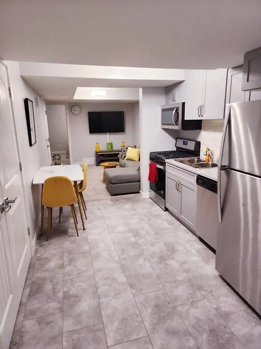 Deluxe 2 Bedroom Suite With*Netflix/Cable/Prime Edmonton